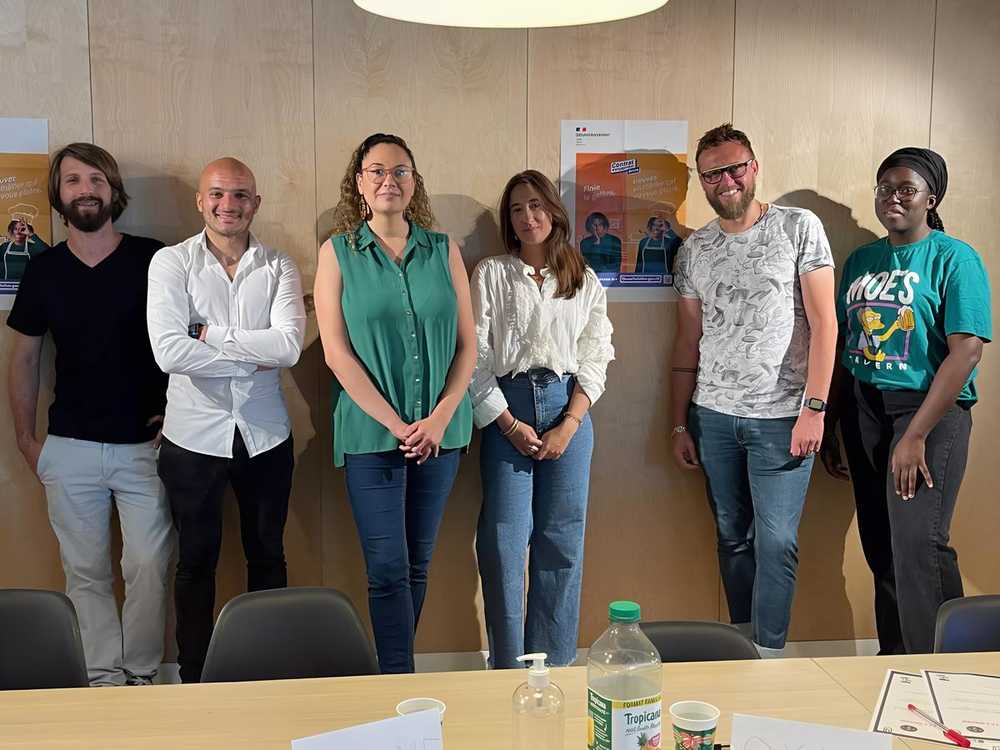 Formateurs Closify avec leur equipe - salle de reunion